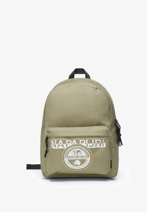 Olivengroene nylon rugzak met een ronde vorm, voorvak met rits, wit logo en verstelbare zwarte banden. Zachte textuur, verstevigde stitching.