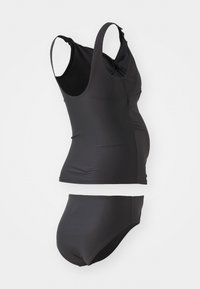 Ensemble tankini noir comprenant un haut sans manches avec un détail noué et un bas de bikini assorti. Fabriqué en matière de maillot de bain douce.