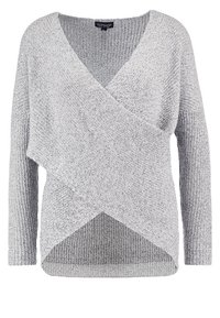 Pull tricot gris clair à manches longues, col en V, avec un design avant croisé.
