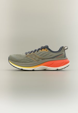 Scarpa da corsa grigio chiaro e arancione con lacci neri, tomaia in mesh e suola spesso ammortizzata su sfondo chiaro.