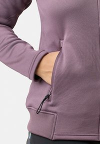 Paarse zip-up hoodie met een zijzak en een trekkoord. Soepele textuur, ribbelboorden en een aansluitend ontwerp.