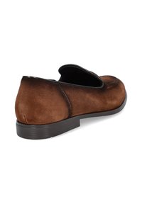 Brązowe zamszowe buty wsuwane z niskim obcasem, o gładkiej fakturze i subtelnych detalach stębnowania w górnej części.