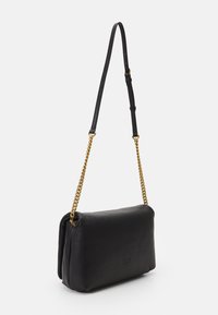 Borsa a tracolla in pelle nera con una forma rettangolare morbida. Presenta una tracolla in catena dorata e una texture liscia. Logo impresso sul davanti.