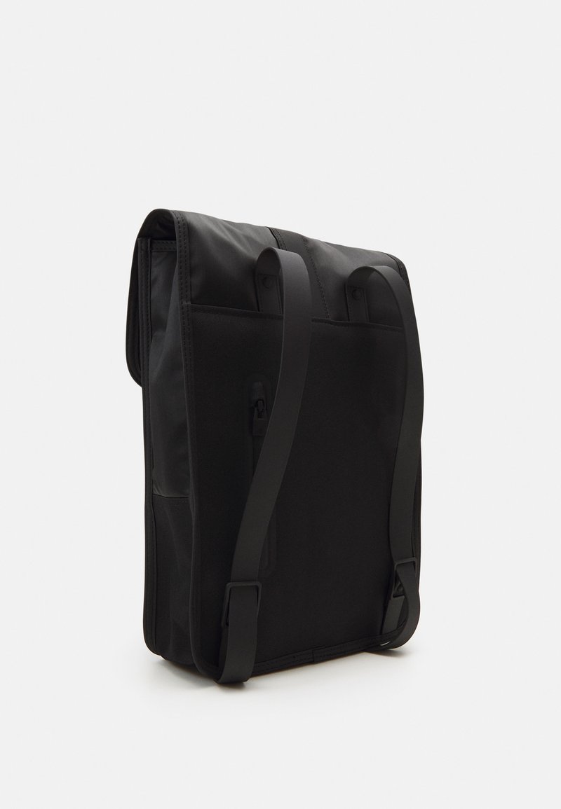 Borsa a tracolla nera realizzata in tessuto resistente, con una forma rettangolare, spallacci regolabili e un flap frontale con due ganci.