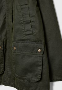 Stradivarius WAXED WITH MULTIPLE  - Parka - khaki