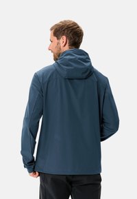 Heren hoodie-jack in donkerblauw, gemaakt van lichtgewicht, waterdicht materiaal. Heeft een relaxte pasvorm, lange mouwen en een eenvoudig ontwerp.