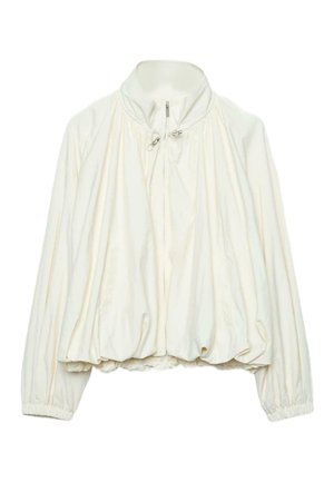 Biela ľahká bunda s vysokým golierom, predným zipsom, sťahovacími detailmi na krku, elastickými rukávmi a nariaseným lemom.