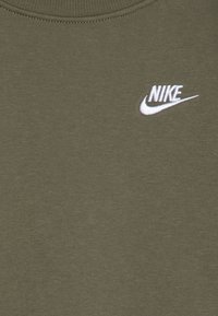Nike Sportswear CLUB CREW UNISEX - Ikdienas džemperis - medium olive/white