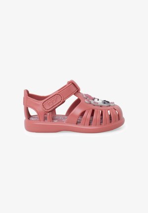Sandalia infantil rosa con diseño de jaula abierta, correa ajustable y decoración de animales de dibujos animados en la punta.