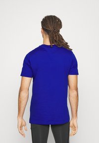 adidas Sportswear ESSENTIALS SINGLE 3-STRIPES - Apdrukāts T-krekls - semi lucid blue/white