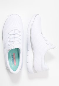 Scarpe sportive bianche con tomaia in mesh traspirante, collare imbottito, soletta in memory foam e suola testurizzata, con sottili accenti argentei.