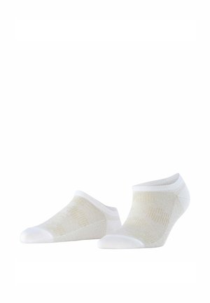 Paire de chaussettes blanches basses à la cheville avec des panneaux de ventilation en maille subtile et des zones renforcées au niveau des orteils et du talon.