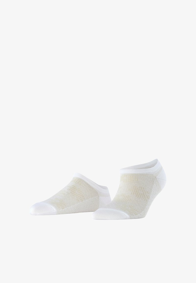 Paire de chaussettes blanches basses à la cheville avec des panneaux de ventilation en maille subtile et des zones renforcées au niveau des orteils et du talon.