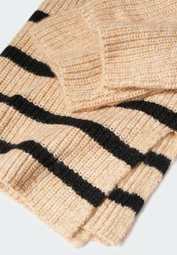 Tissu tricoté beige avec des rayures horizontales noires, montrant une texture côtelée et des bords pliés, suggérant un vêtement chaud.