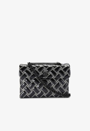 Borsa a tracolla nera intrecciata con finitura lucida, dotata di una tracolla in catena argentata, motivo geometrico e dettaglio con logo sulla patta anteriore.