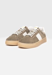 Zapatillas de ante en verde olivo con detalles en cuero blanco, que presentan cordones en color crema, un acabado texturizado y una suela de goma beige.