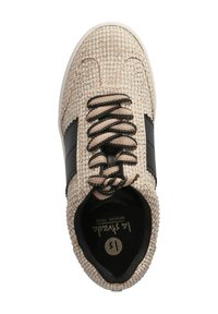 Beige gewobene Sneaker mit schwarzen Seitenstreifen, strukturiertem Muster, runder Zehenpartie und kontrastierenden schwarzen Schnürsenkeln. Innensohle aus Memory-Schaum für zusätzlichen Komfort.