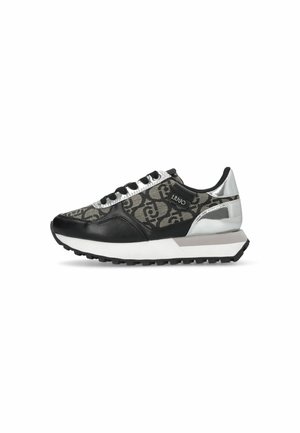 Sneaker atletica nera e grigia con tomaia a motivo, accenti argentati, dettagli riflettenti e suola testurizzata.