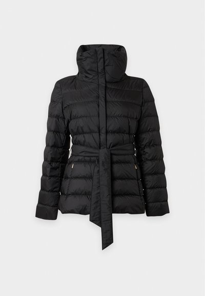 Doudoune matelassée noire avec col montant, manches longues et large ceinture en tissu nouée à la taille, présentée sur fond blanc.
