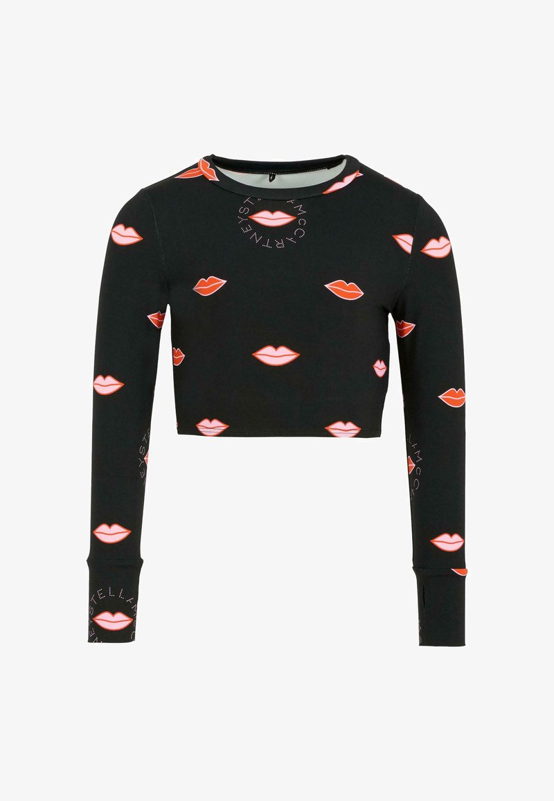Haut cropped à manches longues noir avec des impressions de lèvres rouges et roses éparpillées, et un texte circulaire subtil près de l'encolure et des manches.