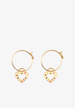 Złote kolczyki koła z zawieszkami w kształcie serca, ozdobione kolorowymi literami rozmieszczonymi wokół wycięcia w kształcie serca.