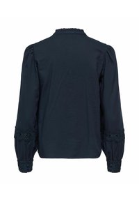 Blouse à manches longues bleu marine avec bordure en dentelle aux poignets et aux manches, épaules froncées, et encolure à volants, vue de dos.