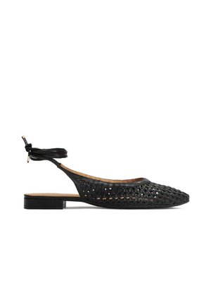 Zapato plano de cuero negro tejido con punta puntiaguda, tacón bajo y tira en el tobillo, mostrado de perfil.