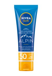 Die NIVEA SUN Gesichtssonnencreme-Tube hat ein blaues Design mit weißen und orangen Akzenten, einer Berggrafik und dem SPF 50-Label. Textur: glattes Plastik.