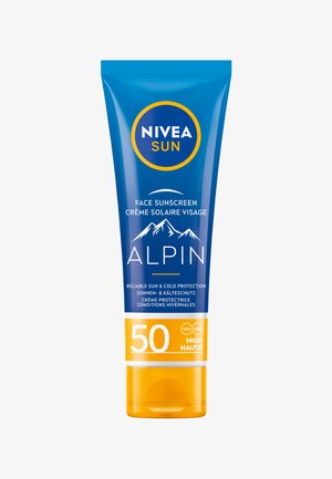 Die NIVEA SUN Gesichtssonnencreme-Tube hat ein blaues Design mit weißen und orangen Akzenten, einer Berggrafik und dem SPF 50-Label. Textur: glattes Plastik.