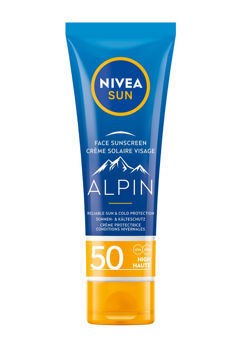Die NIVEA SUN Gesichtssonnencreme-Tube hat ein blaues Design mit weißen und orangen Akzenten, einer Berggrafik und dem SPF 50-Label. Textur: glattes Plastik.