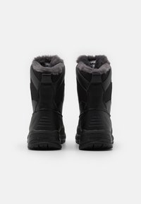 Schwarze wasserdichte Stiefel mit einem Kunstfellfutter, ausgestattet mit einer strukturierten Gummisohle, verstärktem Absatz und Knöchelhöhe für Unterstützung.