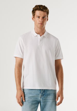 Polo blanc à manches courtes avec une finition texturée, doté d'une patte de boutonnage à trois boutons et d'une broderie discrète du logo sur la poitrine.