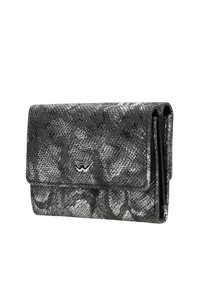 Custodia con texture a stampa serpente nera e argento, dotata di chiusura a patta e un'emblema sul davanti. Design sottile e rettangolare.
