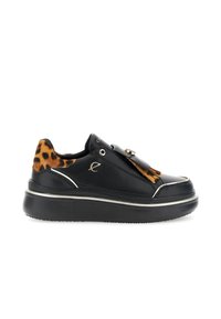 Sneaker nera con accenti in stampa leopardata, tessuto testurizzato, hardware argentato e una suola nera spessa. Presenta una fascia elastica per facilitare l'indossamento.