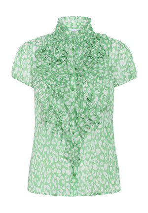 Blusa verde de manga corta con un frente con volantes, que presenta un patrón de leopardo en blanco, hecha de tela ligera y con cierre de botones.