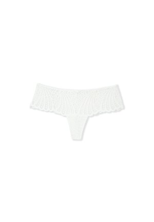 String blanc en dentelle avec bords festonnés et motifs floraux, présenté sur un fond blanc uni.