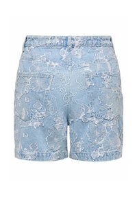 Short en jean bleu clair à taille haute, grandes poches arrière, avec des détails fortement usés et effilochés sur tout le tissu.