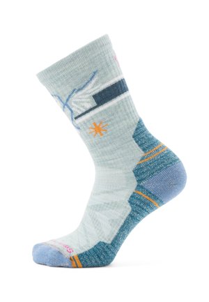 Grau und blau gemusterte Socke mit geripptem Bund, verfügt über orangefarbene Akzente, geometrische Designs sowie eine verstärkte Ferse und Spitze.