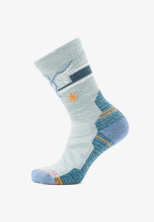 Grau und blau gemusterte Socke mit geripptem Bund, verfügt über orangefarbene Akzente, geometrische Designs sowie eine verstärkte Ferse und Spitze.