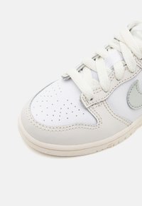 Nike Sportswear DUNK LOW UNISEX - Tenisice - white/light silver/phantom