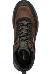 Stivale con lacci in pelle marrone e tessuto nero, con punta arrotondata, colletto imbottito e suola in gomma. Presenta il marchio Geox all'interno.