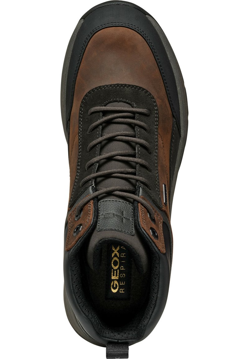 Stivale con lacci in pelle marrone e tessuto nero, con punta arrotondata, colletto imbottito e suola in gomma. Presenta il marchio Geox all'interno.