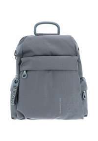 Sac à dos gris en tissu texturé. Doté d'une poignée supérieure, d'une poche zippée à l'avant, d'accents de logo et de bretelles ajustables. Design compact.