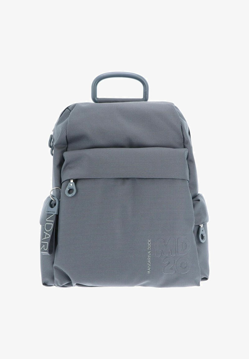 Sac à dos gris en tissu texturé. Doté d'une poignée supérieure, d'une poche zippée à l'avant, d'accents de logo et de bretelles ajustables. Design compact.