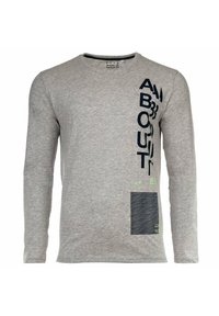 Grijze lange mouwen t-shirt in een katoenmix met verticale marineblauwe tekst en groene accenten, met een gestreept patroon rechts onderaan.