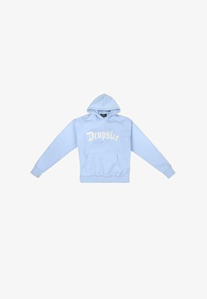 Lichtblauwe hoodie met een voorzak, ribgebreide manchetten en onderkant, met het woord "Dropsie" in grote witte letters op de borst.