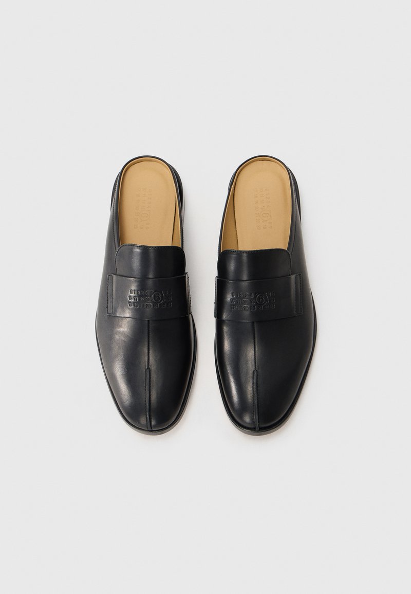 Schwarze Lederhalbschuhe mit glatter Oberfläche, ausgestattet mit einem breiten Riemen mit geprägten Details und einem leicht spitzen Zehendesign.