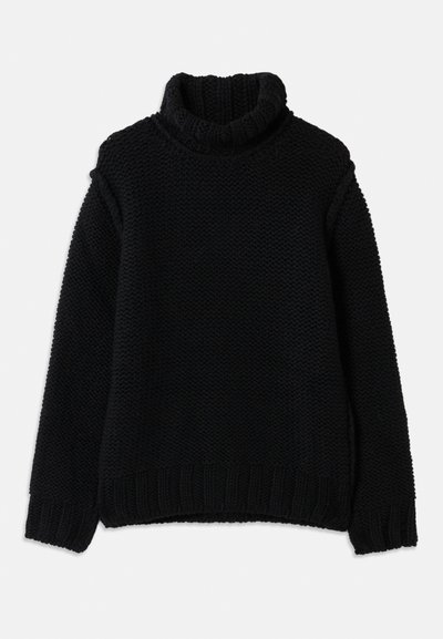 Svart stickad tröja med hög polokrage, med ett texturerat mönster, ribbade muddar och nederkant. Löst snitt med sänkt axel.