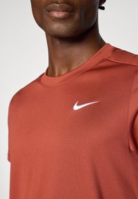 Nike Performance VICTORY  - T-skjorte til trening - mars stone/white
