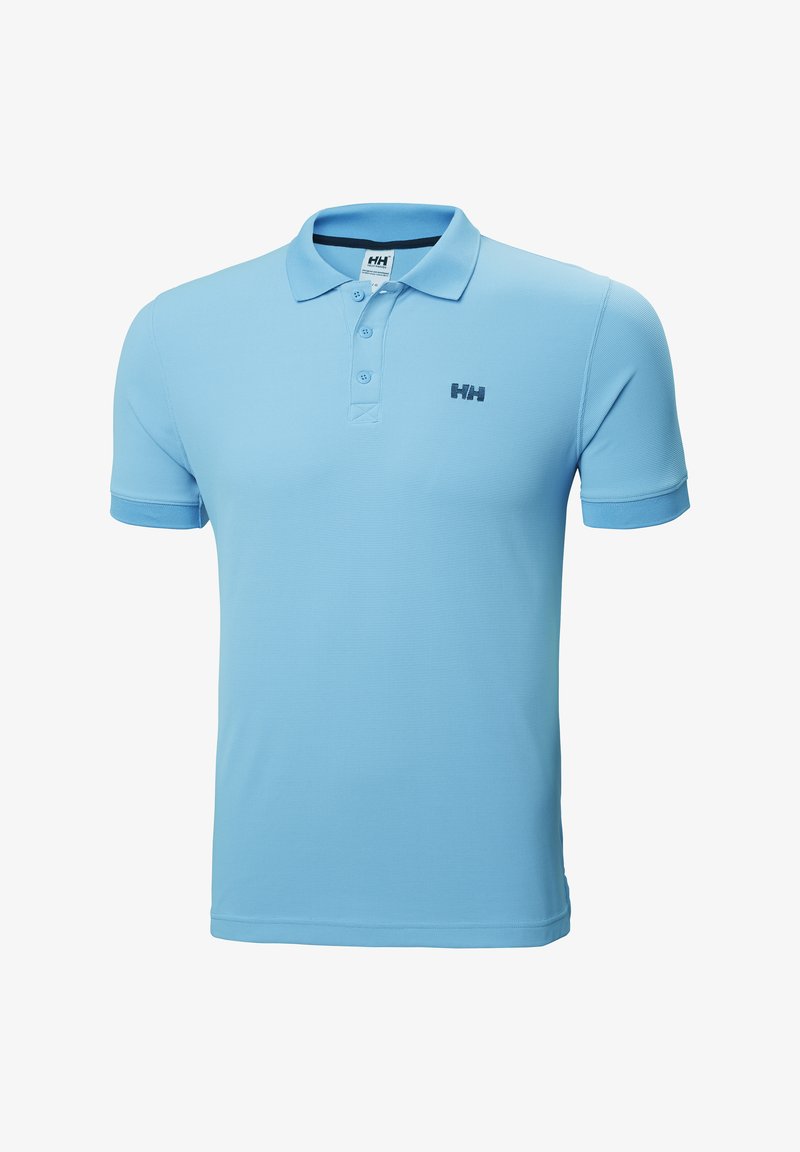 Camisa polo azul claro hecha de tejido texturizado, con una tapeta de tres botones y un pequeño logo oscuro en el lado izquierdo del pecho. Mangas cortas.